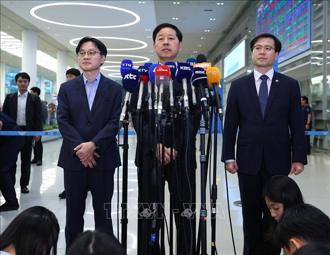 Hàn Quốc và Mỹ đã nhất trí lấy Hội nghị cấp cao Diễn đàn Hợp tác kinh tế châu Á-Thái Bình Dương (APEC) sắp tới tổ chức tại Gyeongju làm thời điểm để kết thúc các cuộc đàm phán thuế quan song phương. Trong phát biểu ngày 16/10/2025, trưởng đoàn đàm phán thương mại Hàn Quốc Yeo Han Koo (ảnh phải) cho biết hai bên đang đạt được tiến triển trong các cuộc đàm phán thương mại, tiến đến thống nhất các chi tiết về việc thực hiện cam kết đầu tư 350 tỷ USD của Seoul theo thỏa thuận thương mại cả gói đã đạt được hồi tháng 7. Ảnh: Yonhap/TTXVN