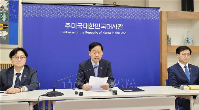 Ngày 29/10/2025, Chánh Thư ký về Chính sách thuộc Phủ Tổng thống Hàn Quốc Kim Yong Beom thông báo nước này và Mỹ đã nhất trí duy trì thuế đối ứng ở mức 15% theo một thỏa thuận thương mại sơ bộ đạt được giữa hai bên trong năm nay. Bên cạnh đó, Seoul và Washington cũng thống nhất giảm mức thuế quan đối với ô tô và linh kiện ô tô từ 25% xuống mức 15%. Ảnh: Cảng hàng hóa Los Angeles, bang California, Mỹ. Ảnh: Yonhap/TTXVN