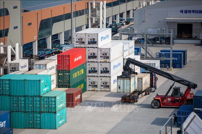 Theo số liệu công bố ngày 21/9/2025 của Phòng Thương mại và Công nghiệp Hàn Quốc (KCCI), thuế quan của Mỹ áp lên hàng hóa nhập khẩu từ Hàn Quốc trong quý II/2025 đã tăng gấp 47 lần so với thời kỳ trước chính quyền Tổng thống Mỹ Donald Trump, mức tăng mạnh nhất trong số các đối tác thương mại của Washington. So với quý IV/2024, mức thuế đối với hàng nhập khẩu Hàn Quốc tăng thêm 3,23 tỷ USD, tương đương mức tăng 47,1 lần – cao nhất trong nhóm 10 đối tác chính. Ảnh: Cảng hàng hóa Busan, Hàn Quốc. Ảnh: THX/TTXVN 