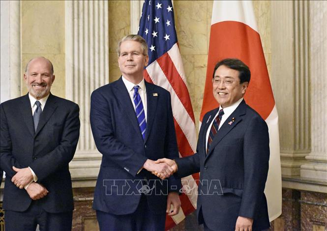 Ngày 1/5/2025, Nhật Bản và Mỹ đã đạt được một số tiến triển trong đàm phán thuế quan, nhất trí sẽ tiếp tục các vòng thương lượng tiếp theo ở cấp Bộ trưởng vào giữa tháng này nhằm hướng tới một thỏa thuận đôi bên cùng có lợi trong thời gian sớm nhất. Phái đoàn Nhật Bản, do Bộ trưởng Tái thiết Kinh tế Ryosei Akazawa (phải) dẫn đầu, vừa kết thúc vòng đàm phán thứ hai về thuế quan với Mỹ tại Washington, với sự tham gia của Bộ trưởng Tài chính nước chủ nhà Scott Bessent (giữa). Ảnh: Kyodo/TTXVN