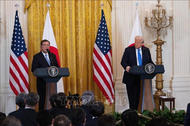 Ngày 1/5/2025, Nhật Bản và Mỹ đã đạt được một số tiến triển trong đàm phán thuế quan, nhất trí sẽ tiếp tục các vòng thương lượng tiếp theo ở cấp Bộ trưởng vào giữa tháng này nhằm hướng tới một thỏa thuận đôi bên cùng có lợi trong thời gian sớm nhất. Ảnh: Tổng thống Mỹ Donald Trump (phải) và Thủ tướng Nhật Bản Shigeru Ishiba trong cuộc gặp ở Washington D.C., ngày 7/2/2025. Ảnh: THX/TTXVN
