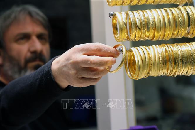 Trang sức vàng được bày bán tại tiệm kim hoàn ở Ankara, Thổ Nhĩ Kỳ. Ảnh: THX/TTXVN
