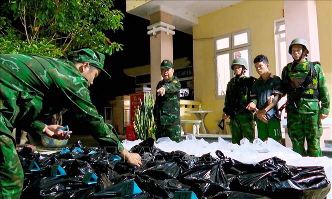 Lực lượng Bộ đội Biên phòng tỉnh Tây Ninh kiểm kê tang vật vừa thu giữ. Ảnh: TTXVN phát