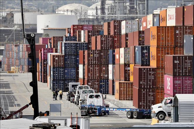 Ngày 6/10/2025, Chính phủ Brazil thông báo Tổng thống nước này Luiz Inacio Lula da Silva đã có cuộc điện đàm với người đồng cấp Mỹ Donald Trump, trong đó kêu gọi Mỹ dỡ bỏ mức thuế 40% đối với hàng hóa của Brazil. Ảnh: Cảng hàng hóa tại Rio de Janeiro, Brazil. Ảnh: Cảng hàng hóa Long Beach, bang California, Mỹ. Ảnh: THX/TTXVN