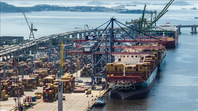 Ngày 6/10/2025, Chính phủ Brazil thông báo Tổng thống nước này Luiz Inacio Lula da Silva đã có cuộc điện đàm với người đồng cấp Mỹ Donald Trump, trong đó kêu gọi Mỹ dỡ bỏ mức thuế 40% đối với hàng hóa của Brazil. Ảnh: Cảng hàng hóa tại Rio de Janeiro, Brazil. Ảnh: THX/TTXVN