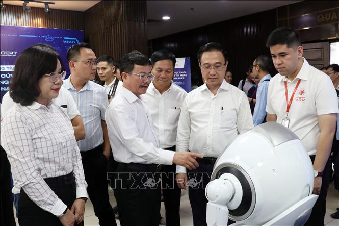 Các đại biểu tham quan khu vực triển lãm giới thiệu các giải pháp, mô hình trong lĩnh vực an toàn an ninh mạng. Ảnh: Tiến Lực - TTXVN