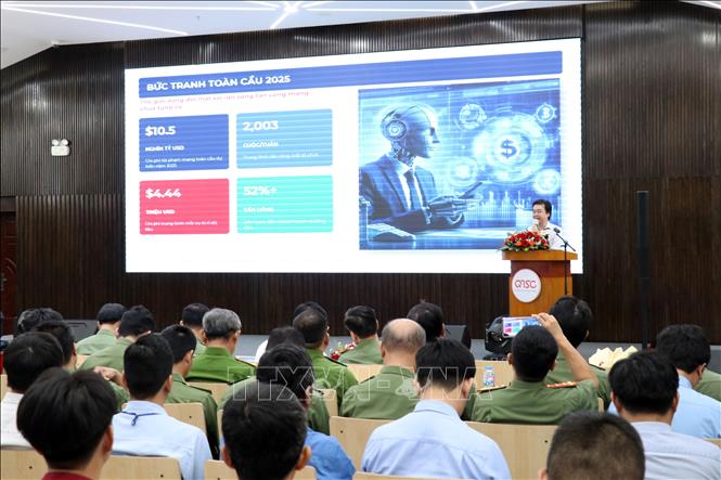 Phó Giáo sư - Tiến sĩ Trần Minh Triết, Phó Hiệu trưởng Trường Đại học Khoa học Tự nhiên (Đại học Quốc gia Thành phố Hồ Chí Minh) báo cáo về bức tranh an ninh mạng toàn cầu và Việt Nam. Ảnh: Tiến Lực - TTXVN