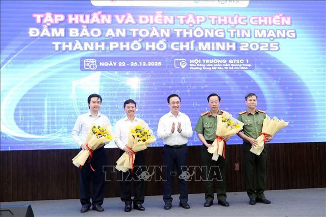 Phó Bí thư Thành ủy Thành phố Hồ Chí Minh Đặng Minh Thông tặng hoa cho Ban Tổ chức. Ảnh: Tiến Lực - TTXVN