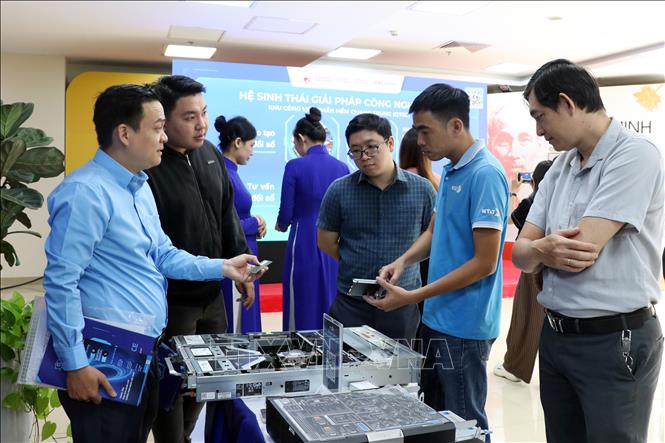 Các đại biểu tìm hiểu các sản phẩm được giới thiệu tại khu vực triển lãm. Ảnh: Tiến Lực - TTXVN