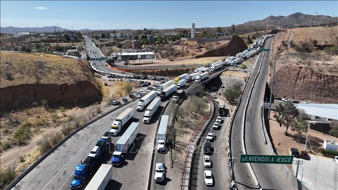 Báo chí Canada ngày 24/2/2025 đưa tin Tổng thống Mỹ Donald Trump cho biết vẫn có ý định áp thuế 25% đối với hàng nhập khẩu từ Canada và Mexico trong những ngày tới, bất chấp những nỗ lực thuyết phục chính quyền này lùi bước trước các biện pháp có thể gây tổn hại cho toàn bộ nền kinh tế hội nhập của Bắc Mỹ. Ông Trump còn cho biết 