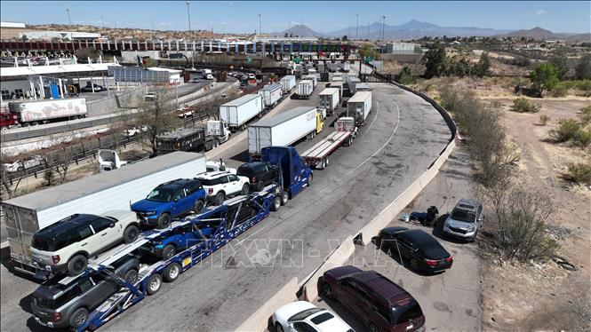Báo chí Canada ngày 24/2/2025 đưa tin Tổng thống Mỹ Donald Trump đã nói rằng ông vẫn có ý định áp thuế 25% đối với hàng nhập khẩu từ Canada và Mexico trong những ngày tới, bất chấp những nỗ lực thuyết phục chính quyền này lùi bước trước các biện pháp có thể gây tổn hại cho toàn bộ nền kinh tế hội nhập của Bắc Mỹ. Ông Trump còn cho biết 