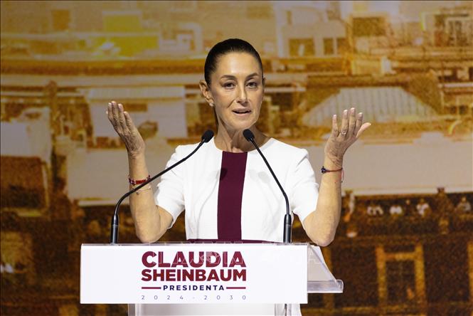 Tổng thống Mexico Claudia Sheinbaum (ảnh) ngày 1/2/2025 đã ra lệnh thực hiện các biện pháp đáp trả để bảo vệ lợi ích quốc gia, ngay sau khi Tổng thống Mỹ Donald Trump tuyên bố áp thuế 25% đối với hàng nhập khẩu từ Mexico. Tổng thống Sheinbaum cho biết bà đã yêu cầu Bộ trưởng Kinh tế nước này triển khai “Kế hoạch B”, gồm các biện pháp cả thuế quan và phi thuế quan để bảo vệ lợi ích đất nước. Ảnh: THX/TTXVN