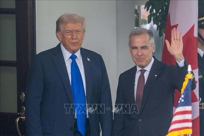 Thủ tướng Canada Mark Carney (phải) ngày 27/10/2025 tuyên bố sẵn sàng nối lại đàm phán thương mại với Mỹ sau khi Tổng thống Mỹ Donald Trump (trái) bất ngờ tăng thêm 10% thuế đối với hàng hóa Canada và tuyên bố chấm dứt mọi cuộc thương lượng giữa hai nước. Ảnh: THX/TTXVN