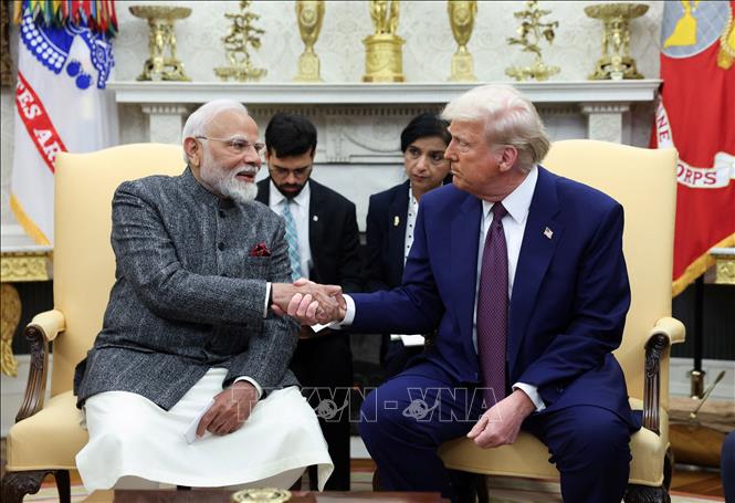 Các nguồn thạo tin ngày 8/3/2025 cho biết Thủ tướng Ấn Độ Narendra Modi (trái) và Tổng thống Mỹ Donald Trump (phải) đã nhất trí thúc đẩy đàm phán về Hiệp định thương mại song phương đa ngành (BTA). Cụ thể, hai nhà lãnh đạo nhất trí nối lại đàm phán thỏa thuận vào tháng trước nhằm hướng tới mục tiêu thúc đẩy tiếp cận thị trường, giảm thuế quan và rào cản phi thuế quan, đồng thời tăng cường tích hợp chuỗi cung ứng. Ảnh: ANI/TTXVN