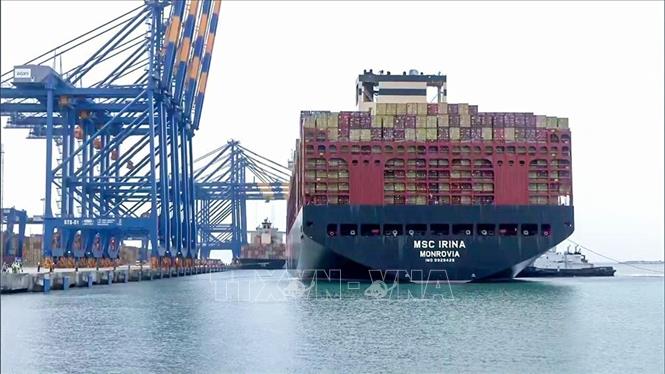 Từ ngày 27/8/2025, mức thuế 50% mà Mỹ áp đối với một số mặt hàng nhập khẩu từ Ấn Độ chính thức có hiệu lực. Đây là mức thuế cao gấp đôi so với mức 25% được áp dụng trước đó và được coi là “đòn giáng mạnh” vào quan hệ thương mại giữa hai quốc gia vốn từng có nhiều năm hợp tác chặt chẽ về kinh tế và an ninh. Ảnh: Cảng hàng hóa ở Thiruvananthapuram, Ấn Độ. ANI/TTXVN