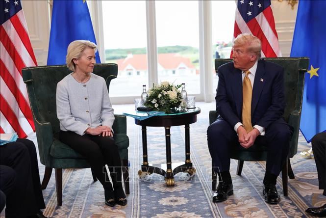 Ngày 27/7/2025, Tổng thống Mỹ Donald Trump (phải) và Chủ tịch Ủy ban Châu Âu (EC) Ursula von der Leyen (trái) tuyên bố đã đạt được thỏa thuận nhằm chấm dứt tình trạng bế tắc về thuế quan xuyên Đại Tây Dương và ngăn chặn một cuộc chiến tranh thương mại toàn diện. Thỏa thuận này được đưa ra khi thời hạn chót ngày 1/8 đang đến gần để Liên minh châu Âu (EU) đạt được thỏa thuận với Washington, nếu không sẽ phải đối mặt với mức thuế toàn diện 30% của Mỹ. Ảnh: REUTERS/TTXVN