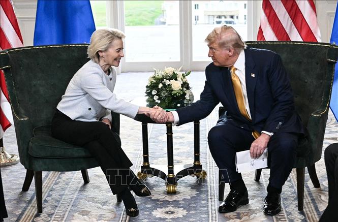 Ngày 27/7/2025, Tổng thống Mỹ Donald Trump (phải) và Chủ tịch Ủy ban Châu Âu (EC) Ursula von der Leyen (trái) tuyên bố đã đạt được thỏa thuận nhằm chấm dứt tình trạng bế tắc về thuế quan xuyên Đại Tây Dương và ngăn chặn một cuộc chiến tranh thương mại toàn diện. Thỏa thuận này được đưa ra khi thời hạn chót ngày 1/8 đang đến gần để Liên minh châu Âu (EU) đạt được thỏa thuận với Washington, nếu không sẽ phải đối mặt với mức thuế toàn diện 30% của Mỹ. Ảnh: REUTERS/TTXVN