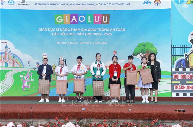 Lãnh đạo Công ty ô tô Toyota Việt Nam tặng quà cho đại diện các đội thi tham gia hội thi. Ảnh: Nguyễn Thảo - TTXVN