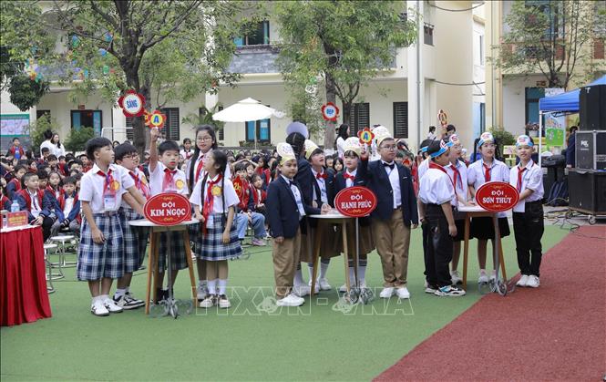 Các đội thi tham gia phần thi: Tìm hiểu kiến thức giao thông tại hội thi. Ảnh: Nguyễn Thảo - TTXVN
