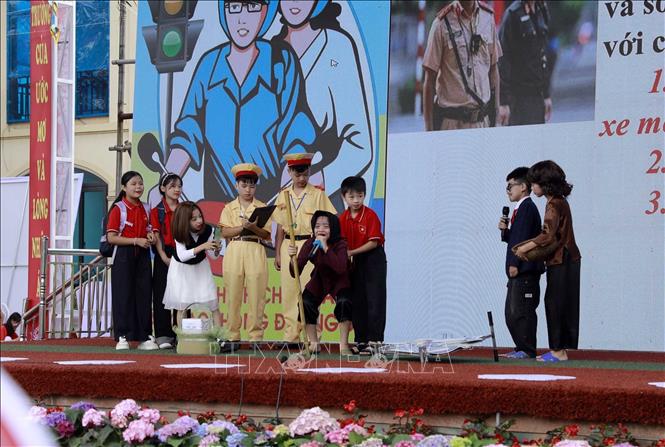 Học sinh tham gia phần thi: Chào hỏi - Năng khiếu tại hội thi. Ảnh: Nguyễn Thảo - TTXVN
