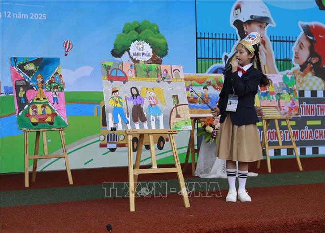 Học sinh tham gia phần thi: Thuyết trình tại hội thi. Ảnh: Nguyễn Thảo - TTXVN
