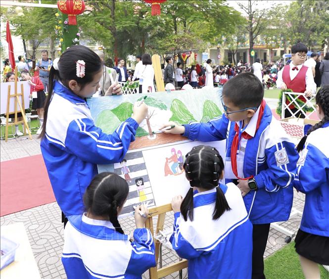 Học sinh tham gia phần thi: Vẽ tranh chủ đề an toàn giao thông tại hội thi. Ảnh: Nguyễn Thảo - TTXVN
