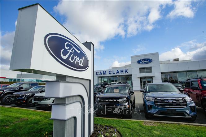 Ngày 5/5/2025, hãng sản xuất ô tô Mỹ Ford báo cáo lợi nhuận quý I giảm 65% do tình hình thuế quan đầy bất ổn. Cụ thể, lợi nhuận ròng của Ford trong quý đầu tiên của năm nay đạt 471 triệu USD, vượt kỳ vọng của các nhà phân tích nhưng chỉ bằng hơn 1/3 so với cùng kỳ năm 2024, trong khi, doanh thu giảm 5% còn 40,7 tỷ USD. Ảnh: Một cửa hàng của hãng sản xuất ô tô Ford ở Vancouver, British Columbia, Canada. Ảnh: THX/TTXVN