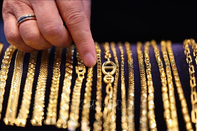 Năm 2025, giá vàng thế giới tiếp tục đà tăng kỷ lục trong các phiên giao dịch, liên tục lập đỉnh, đạt mức cao lịch sử 4.503,30 USD/ounce trong phiên ngày 23/12 tại Mỹ. Ảnh: Vàng trang sức được bày bán tại tiệm kim hoàn ở Seoul, Hàn Quốc. Ảnh: Yonhap/TTXVN
