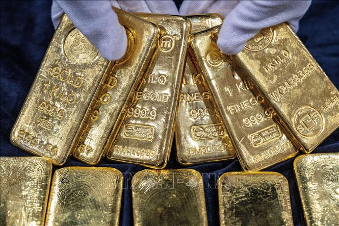 Năm 2025, giá vàng thế giới tiếp tục đà tăng kỷ lục trong các phiên giao dịch, liên tục lập đỉnh, đạt mức cao lịch sử 4.503,30 USD/ounce trong phiên ngày 23/12 tại Mỹ. Ảnh: Vàng miếng tại Incheon, Hàn Quốc. Ảnh: Yonhap/TTXVN