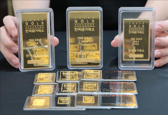 Năm 2025, giá vàng thế giới tiếp tục đà tăng kỷ lục trong các phiên giao dịch, liên tục lập đỉnh, đạt mức cao lịch sử 4.503,30 USD/ounce trong phiên ngày 23/12 tại Mỹ. Ảnh: Vàng miếng được bán tại sàn giao dịch ở Seoul, Hàn Quốc. Ảnh: Yonhap/TTXVN