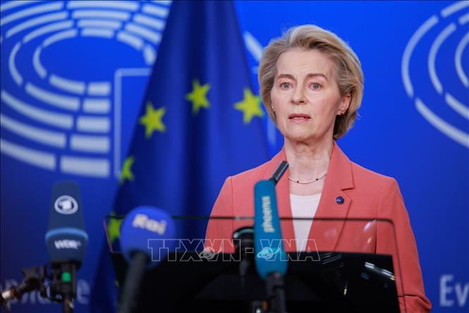 Ngày 4/2/2025, Chủ tịch Ủy ban châu Âu (EC) Ursula von der Leyen khẳng định Liên minh châu Âu (EU) đã sẵn sàng cho các cuộc đàm phán thương mại với Mỹ nhằm bảo vệ lợi ích kinh tế của khối. Thông điệp trên được đưa ra sau khi Tổng thống Mỹ Donald Trump công bố kế hoạch áp thuế đối với hàng nhập khẩu từ EU. Ảnh: THX/TTXVN