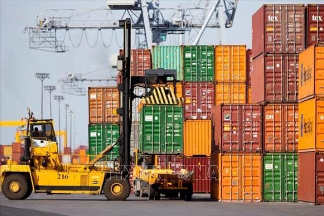 Các công ty toàn cầu đã ghi nhận mức thiệt hại hơn 35 tỷ USD từ các khoản thuế quan của Mỹ khi bước vào mùa báo cáo lợi nhuận quý III/2025. Kết quả phân tích hàng trăm báo cáo và cuộc họp báo cáo lợi nhuận từ ngày 16/7 - 30/9 cho thấy các công ty dự kiến tổng thiệt hại tài chính từ 21 tỷ - 22,9 tỷ USD cho năm 2025, và gần 15 tỷ USD cho năm sau. Ảnh: Quang cảnh cảng hàng hóa tại Montreal, Quebec, Canada. Ảnh: REUTERS/TTXVN