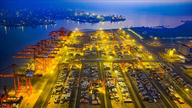 Các công ty toàn cầu đã ghi nhận mức thiệt hại hơn 35 tỷ USD từ các khoản thuế quan của Mỹ khi bước vào mùa báo cáo lợi nhuận quý III/2025. Kết quả phân tích hàng trăm báo cáo và cuộc họp báo cáo lợi nhuận từ ngày 16/7 - 30/9 cho thấy các công ty dự kiến tổng thiệt hại tài chính từ 21 tỷ - 22,9 tỷ USD cho năm 2025, và gần 15 tỷ USD cho năm sau. Ảnh: Cảng hàng hóa tại tỉnh Hà Bắc, Trung Quốc. Ảnh: THX/TTXVN