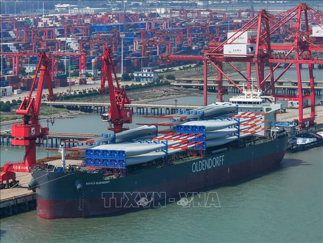 Các công ty toàn cầu đã ghi nhận mức thiệt hại hơn 35 tỷ USD từ các khoản thuế quan của Mỹ khi bước vào mùa báo cáo lợi nhuận quý III/2025. Kết quả phân tích hàng trăm báo cáo và cuộc họp báo cáo lợi nhuận từ ngày 16/7 - 30/9 cho thấy các công ty dự kiến tổng thiệt hại tài chính từ 21 tỷ - 22,9 tỷ USD cho năm 2025, và gần 15 tỷ USD cho năm sau. Ảnh: Cảng hàng hóa tại tỉnh Giang Tô, Trung Quốc. Ảnh: THX/TTXVN