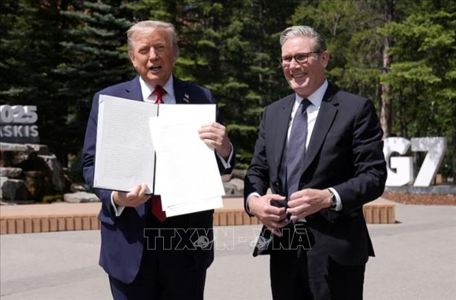 Ngày 8/5/2025, Anh trở thành quốc gia đầu tiên đạt thỏa thuận thương mại với Mỹ kể từ khi Nhà Trắng công bố mức thuế quan toàn diện vào tháng trước. Thỏa thuận được Tổng thống Mỹ Donald Trump (trái) công bố trong cuộc họp báo tại Nhà Trắng với sự tham gia qua điện thoại của Thủ tướng Anh Keir Starmer (phải). Theo thỏa thuận, Mỹ hủy bỏ thuế đối với thép và nhôm xuất khẩu của Anh và cấp hạn ngạch thuế quan 10% (giảm từ mức 27,5%) cho 100.000 ô tô xuất khẩu của Anh sang Mỹ mỗi năm. Đổi lại, Chính phủ Anh hủy bỏ thuế đối với ethanol của Mỹ và đồng ý quyền tiếp cận thị trường có đi có lại đối với thịt bò. Ảnh: REUTERS/TTXVN