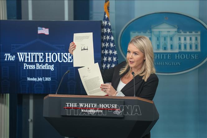 Ngày 7/7/2025, Tổng thống Mỹ Donald Trump tuyên bố ít nhất 14 quốc gia sẽ phải đối mặt với các mức thuế quan cao đối với hàng nhập khẩu vào nền kinh tế lớn nhất thế giới, bắt đầu từ ngày 1/8. Theo đó, hàng hóa nhập khẩu vào Mỹ từ Nhật Bản, Hàn Quốc, Malaysia, Kazakhstan và Tunisia sẽ phải chịu mức thuế 25%. Hàng hóa nhập khẩu từ Nam Phi và Bosnia & Herzegovina sẽ bị đánh thuế 30%, trong khi hàng hóa từ Indonesia sẽ chịu thuế 32%. Bangladesh và Serbia đều sẽ bị áp mức thuế 35%, còn Campuchia và Thái Lan là 36%. Hàng nhập khẩu từ Lào và Myanmar sẽ phải đối mặt với mức thuế 40%. Ảnh:  Thư ký báo chí Nhà Trắng Karoline Leavitt công bố bức thư thông báo thuế của Tổng thống Donald Trump gửi tới các nhà lãnh đạo thế giới. Ảnh: THX/TTXVN