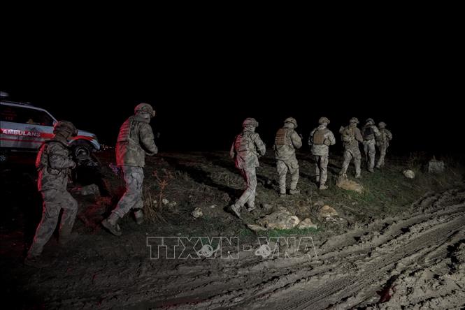 Lực lượng cứu hộ và binh sĩ Thổ Nhĩ Kỳ tìm kiếm máy bay quân sự Libya gặp nạn tại huyện Haymana, tối 23/12/2025. Ảnh: AA/TTXVN