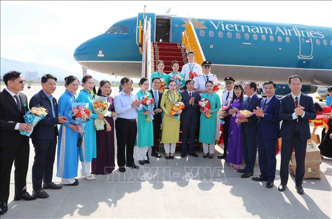 Lãnh đạo tỉnh Điện Biên chúc mừng và chụp ảnh lưu niệm cùng phi hành đoàn. Ảnh: Trung Kiên - TTXVN