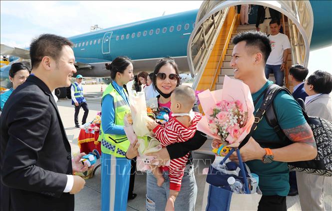 Những hành khách đầu tiên của Vietnam Airlines từ thành phố Hồ Chí Minh đặt chân đến Điện Biên. Ảnh: Trung Kiên - TTXVN