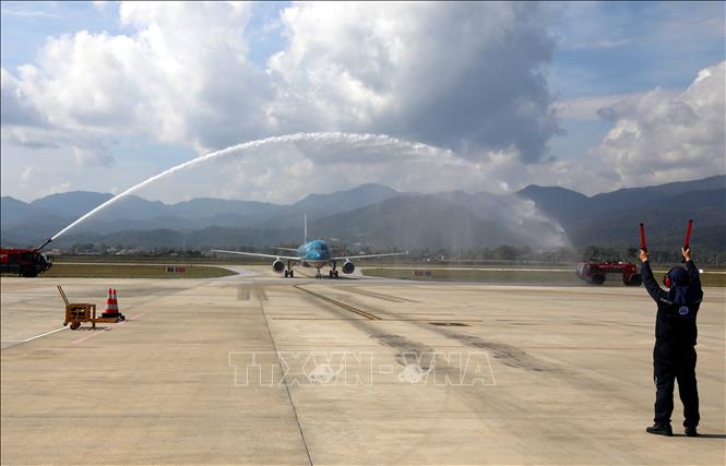 Nghi thức phun vòi rồng đón máy bay Airbus A321 hạ cánh tại sân bay Điện Biên. Ảnh: Trung Kiên - TTXVN