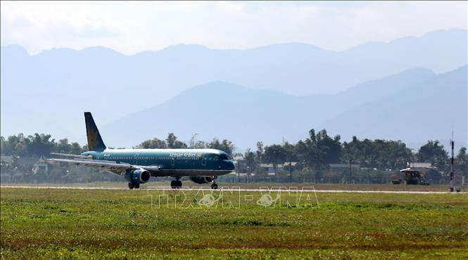 Chuyến bay mang số hiệu VN1160 của Vietnam Airlines hạ cánh an toàn tại sân bay Điện Biên. Ảnh: Trung Kiên - TTXVN