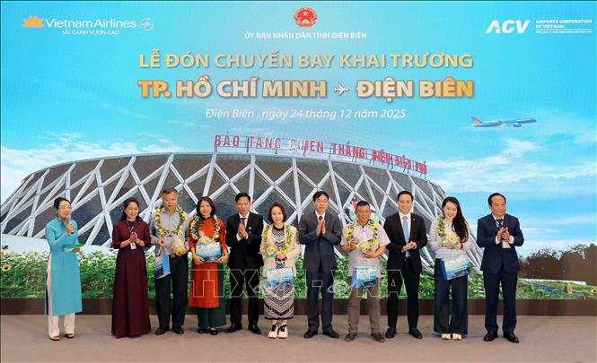 Lãnh đạo tỉnh Điện Biên và lãnh đạo Tổng công ty Hàng không Việt Nam tặng hoa, quà cho các hành khách trên chuyến bay thành phố Hồ Chí Minh - Điện Biên. Ảnh: Trung Kiên - TTXVN.