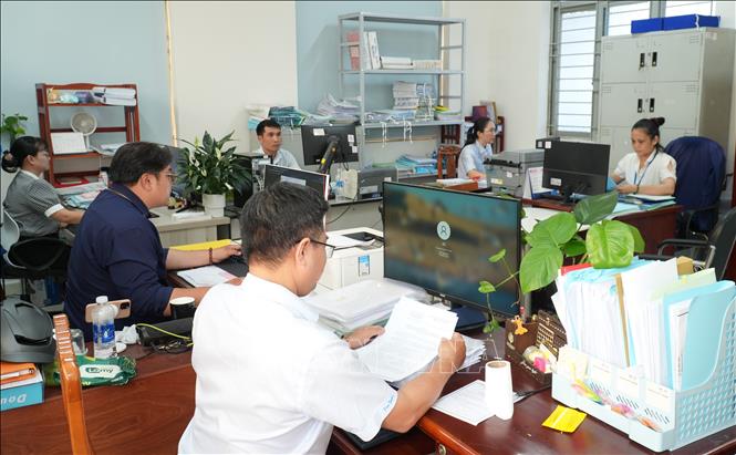 TP. Hồ Chí Minh cũng điều động nhân sự từ khối Đảng, Mặt trận Tổ quốc sang làm chuyên môn tại Ủy ban nhân dân cấp xã và ngược lại để tối ưu nguồn lực. Ảnh: Hữu Duyên - TTXVN