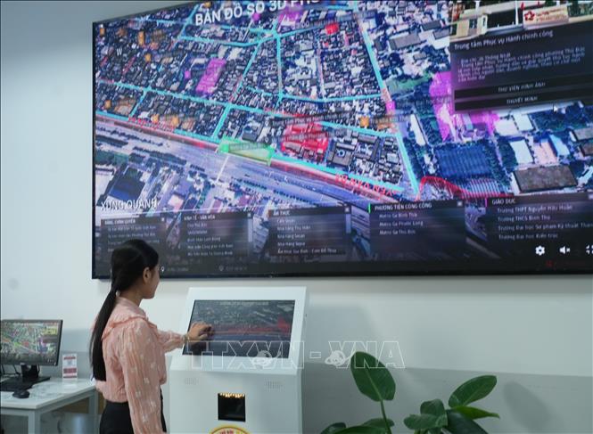 Người dân có thể tra cứu thông tin quy hoạch, đất đai trên bản đồ số 3D tại Trung tâm Phục vụ Hành chính công phường Thủ Đức. Ảnh: Hữu Duyên - TTXVN