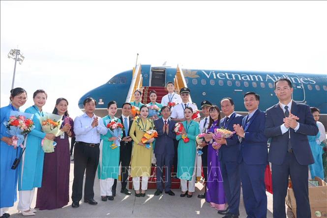 Đại diện Vietnam Airlines tặng hoa, qua chúc mừng những hành khách đầu tiên đến với Điện Biên. Ảnh: Quốc Khánh- TTXVN
