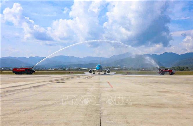 Nghi thức phun vòi rồng chào mừng chuyến bay đầu tiên từ Tp Hồ Chí Minh hạ cánh an toàn xuống sân bay Điện Biên, trưa 23/12. Ảnh: Quốc Khánh - TTXVN