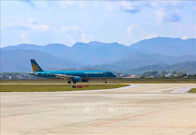 Chuyến bay đầu tiên từ Tp Hồ Chí Minh hạ cánh an toàn xuống sân bay Điện Biên, trưa 23/12. Ảnh: Quốc Khánh - TTXVN