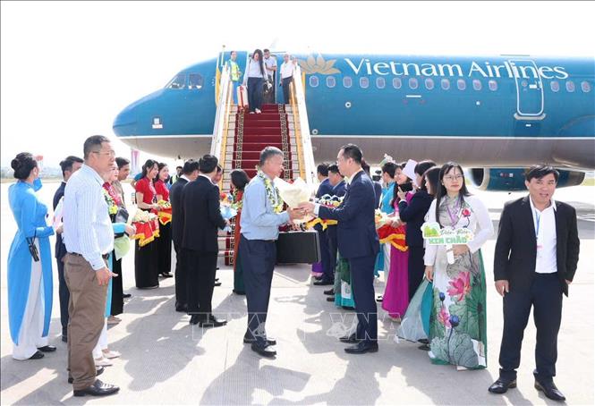 Đại diện Vietnam Airlines tặng hoa, qua chúc mừng những hành khách đầu tiên đến với Điện Biên. Ảnh: Quốc Khánh- TTXVN