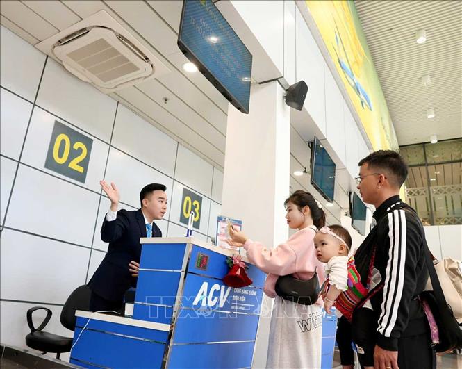 Hành khách làm thủ tục tại cảng hàng không Điện Biên. Ảnh: Quốc Khánh - TTXVN