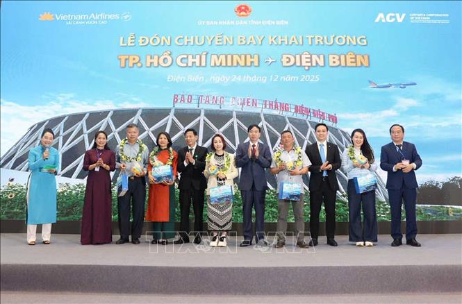 Đồng chí Lê Văn Lương, Chủ tịch UBND tỉnh Điện Biên chào mừng các hành khách. Ảnh: Quốc Khánh - TTXVN